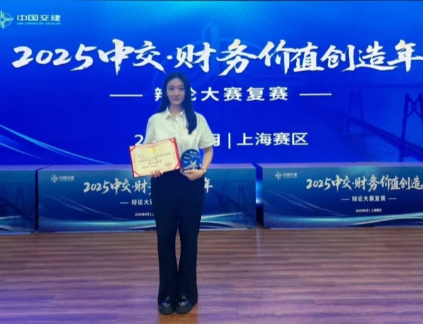 1780362803996716.jpg 杨冰2.jpg